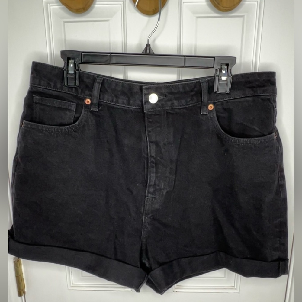 H&M black cuffed jean shorts. High rise. Size:14
